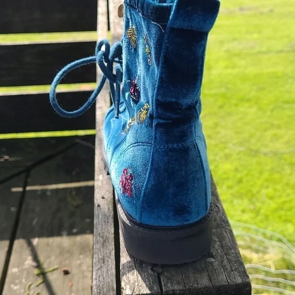 Women's Betsy Johnson Embroidered Laced Boots - Picture 11 of 12